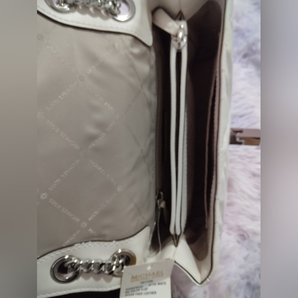 Host Pick✨Micheal Kors Peyton MED shoulder flap optic white bag NewW/Defects - Picture 6 of 17